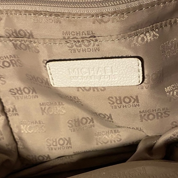 Beautiful White Leather Michael Kors Shoulder Bag in Excellent Condition - Picture 8 of 12